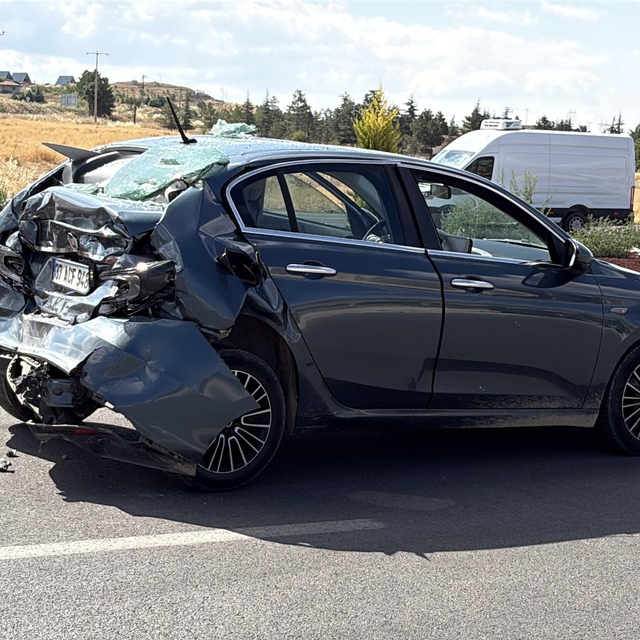 Çorum'da tır ile çarpışan otomobil kullanılmaz hale geldi
