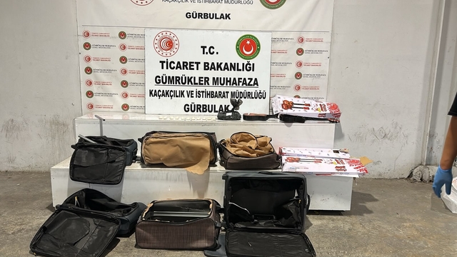 Gürbulak'ta oyuncak gitarın içinden uyuşturucu çıktı, tırda morfin ele geçirildi