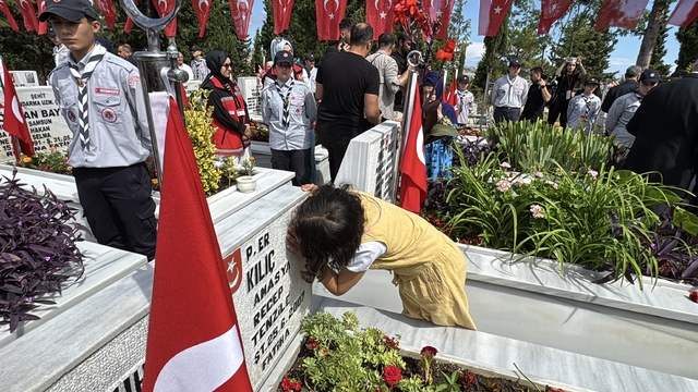 Hiç görmediği şehit dayısının mezar taşındaki fotoğrafını öptü