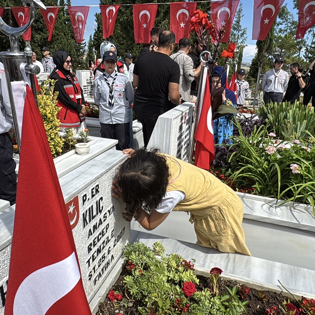Hiç görmediği şehit dayısının mezar taşındaki fotoğrafını öptü