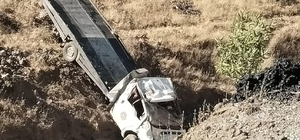 Siirt'te çekici şarampole devrildi: 2 yaralı