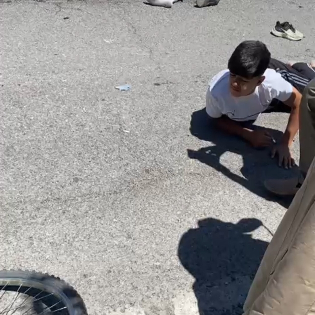 Patnos'ta otomobilin çarptığı 3 bisikletli çocuk yaralandı