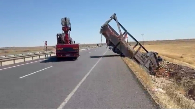 Şanlıurfa'da karpuz yüklü kamyon şarampole devrildi: 2 yaralı
