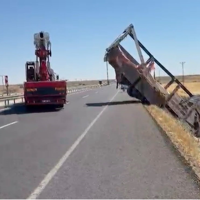 Şanlıurfa'da karpuz yüklü kamyon şarampole devrildi: 2 yaralı