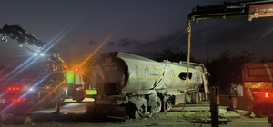 Erzin'de yakıt yüklü tanker devrildi
