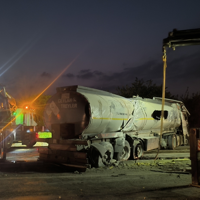 Erzin'de yakıt yüklü tanker devrildi