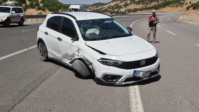 Bingöl'de otomobil bariyerlere çarptı: 4 yaralı