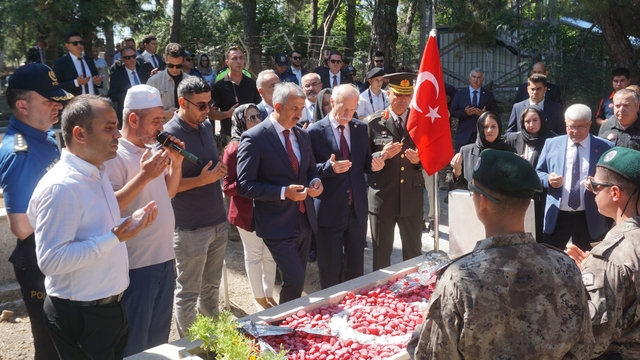 Edirne'de 15 Temmuz Demokrasi ve Milli Birlik Günü'nde şehit kabirleri ziyaret edildi