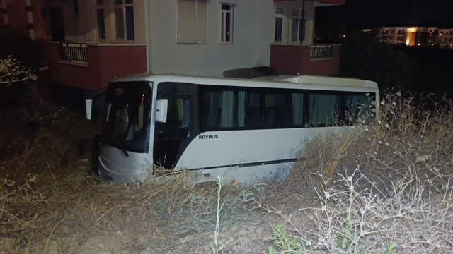 Antalya'da midibüs otomobille çarpıştı: 6 yaralı
Yaralılara yardım için koştu, el frenini çekmeyi unutunca midibüs şarampole düştü