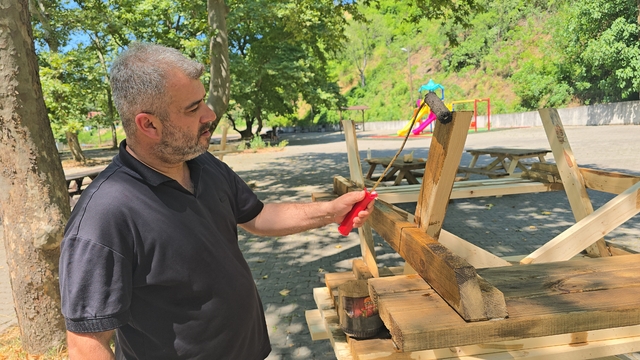 Yenice Belediye Başkanı Karakaş işçileri dinlendirdi, kendisi çalıştı
Başkan Karakaş, piknik alanındaki bankları kendi elleriyle boyadı