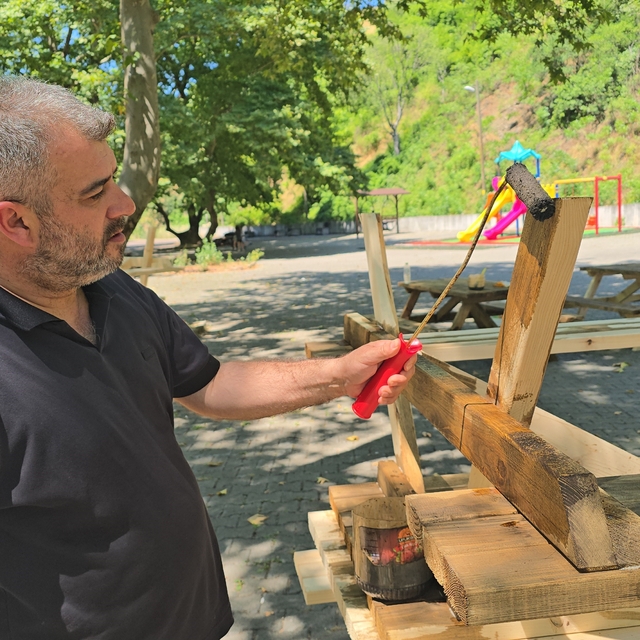 Yenice Belediye Başkanı Karakaş işçileri dinlendirdi, kendisi çalıştı
Başka...