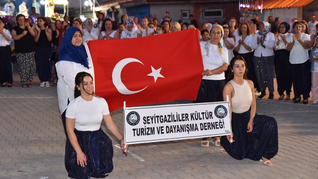 Seyitgazi'deki Şalvar Gecesi'nde renkli görüntüler