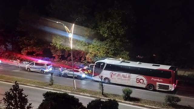 Polis aracına çarpan yolcu otobüsünün şoförü alkollü çıktı
