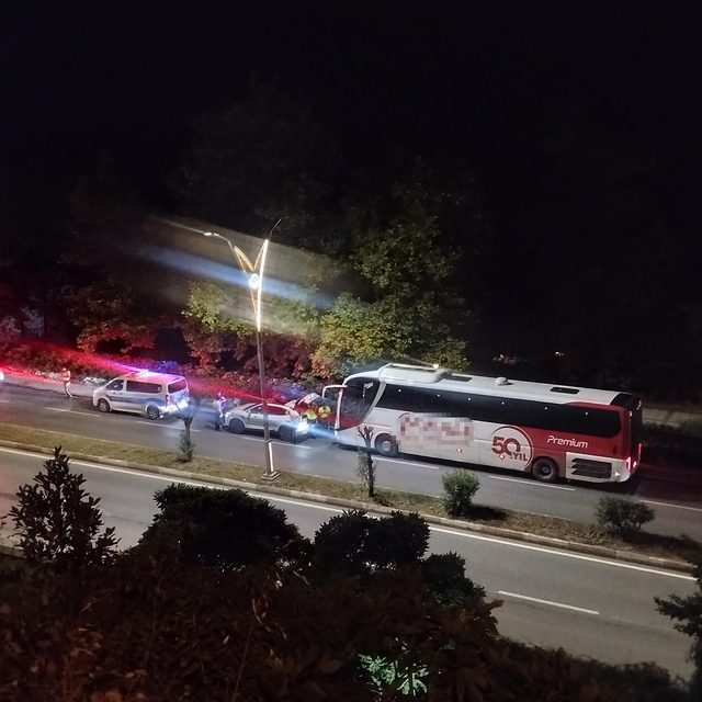 Polis aracına çarpan yolcu otobüsünün şoförü alkollü çıktı