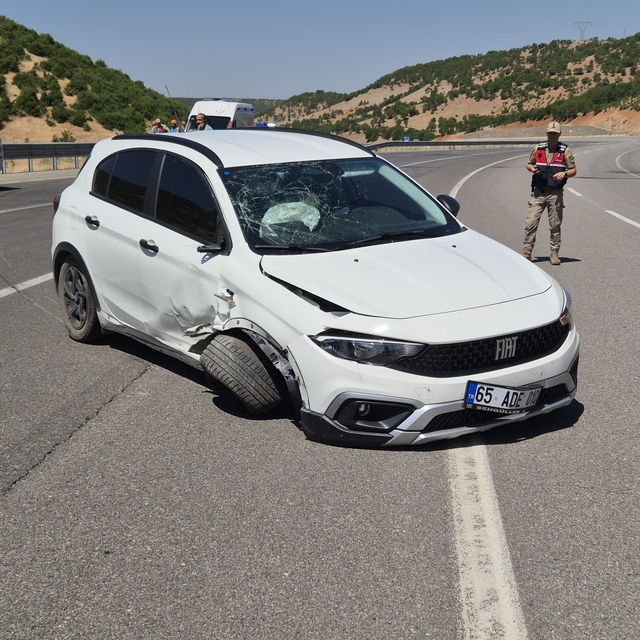 Bingöl'de otomobil bariyerlere çarptı: 4 yaralı