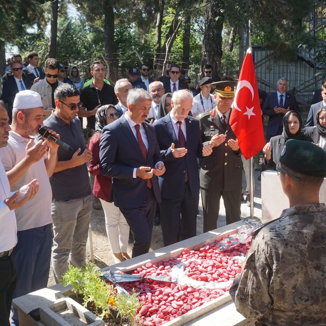 Edirne'de 15 Temmuz Demokrasi ve Milli Birlik Günü'nde şehit kabirleri ziya...