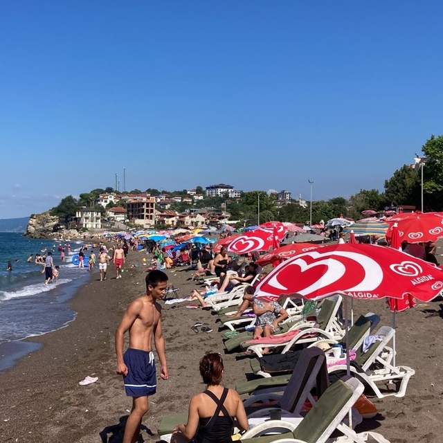 Sıcak havayı fırsat bilenler Akçakoca sahillerine akın etti