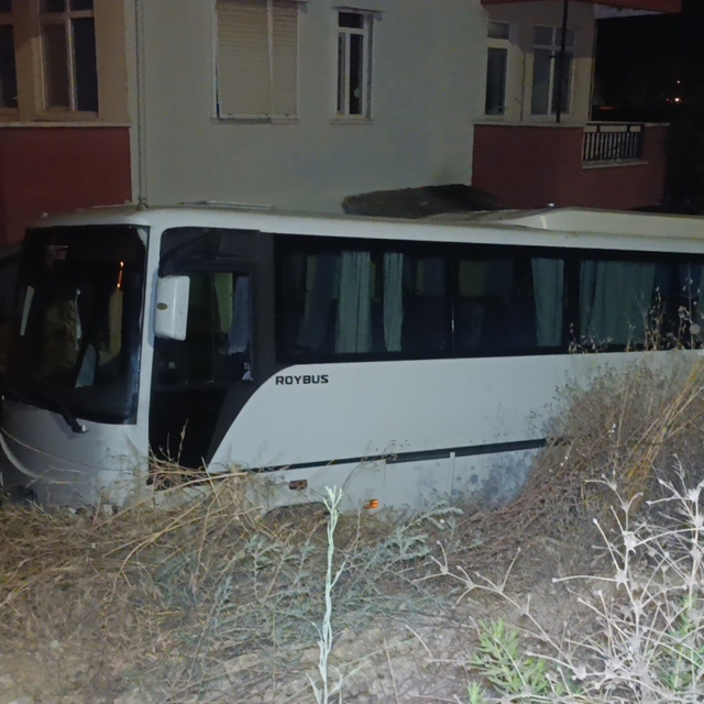 Antalya'da midibüs otomobille çarpıştı: 6 yaralı
Yaralılara yardım için koş...