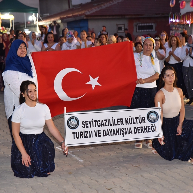 Seyitgazi'deki Şalvar Gecesi'nde renkli görüntüler