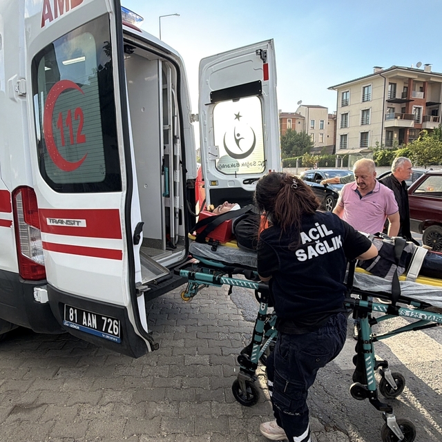Otomobile çarpmamak için manevra yapınca bisikletten düştü
