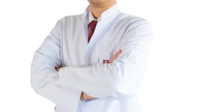 "Gençlerdeki göğüs ağrısı ve nefes darlığını hafife almayın" uyarısı
Özel Ümit Batıkent Hastanesi Göğüs Hastalıkları Uzmanı Uzm. Dr. Murat Yüzüak:
"Aniden gelişen göğüs ağrısı ve nefes darlığı yaşayan kişilerin vakit kaybetmeden bir sağlık kuruluşuna başvurması büyük önem taşıyor"