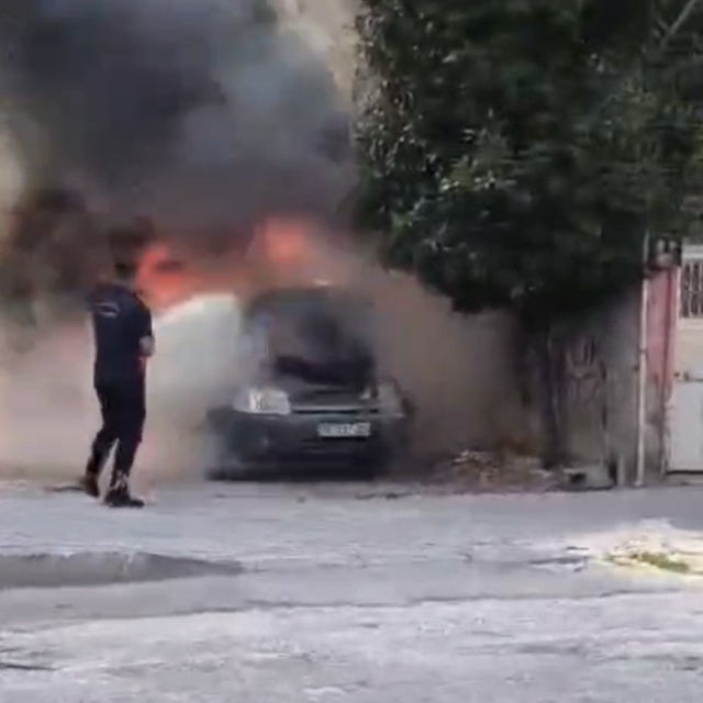Osmaniye'de park halindeki hafif ticari araç yandı