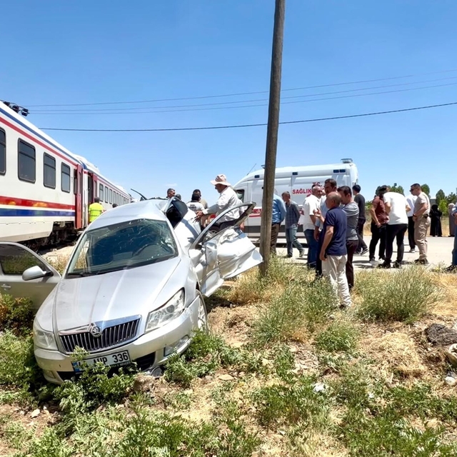 Tren, hemzemin geçitte otomobile çarptı: 3 yaralı
