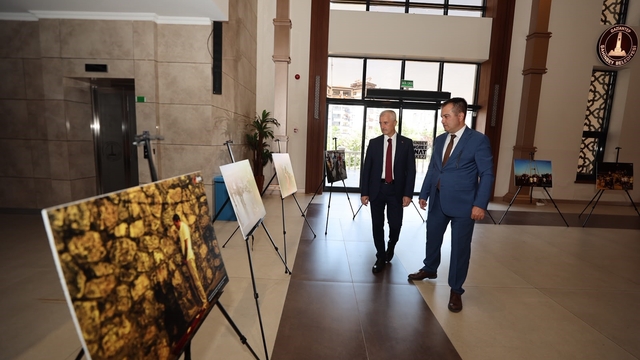 Tahmazoğlu'nda 15 Temmuz gecesi yaşananları ölümsüzleştiren İHA'ya teşekkür
"Oradaydık, unutmadık, unutturmadık" 15 Temmuz fotoğraf sergisi Şahinbey'de ziyarete açıldı
Sergiyi gezen Şahinbey Belediye Başkanı Mehmet Tahmazoğlu, milletin destanını ölümsüzleştiren İhlas Haber Ajansı'na teşekkür etti