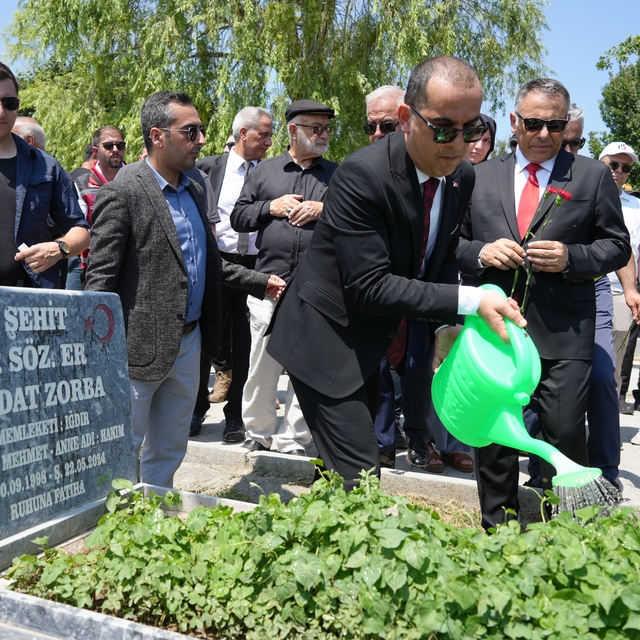Iğdır'da şehitler kabirleri başında anıldı