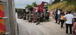 Niksar'da kamyonet devrildi: 3 yaralı