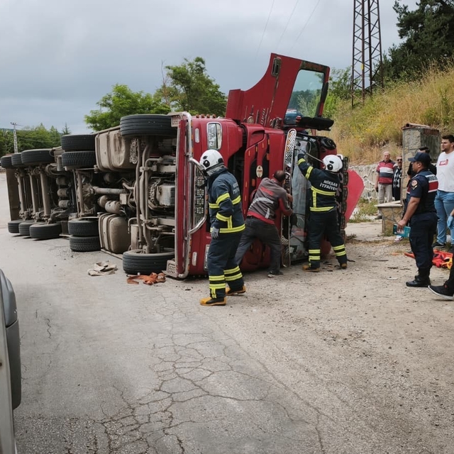 Niksar'da kamyonet devrildi: 3 yaralı