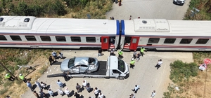 Muş'ta tren otomobile çarptı: 3 yaralı