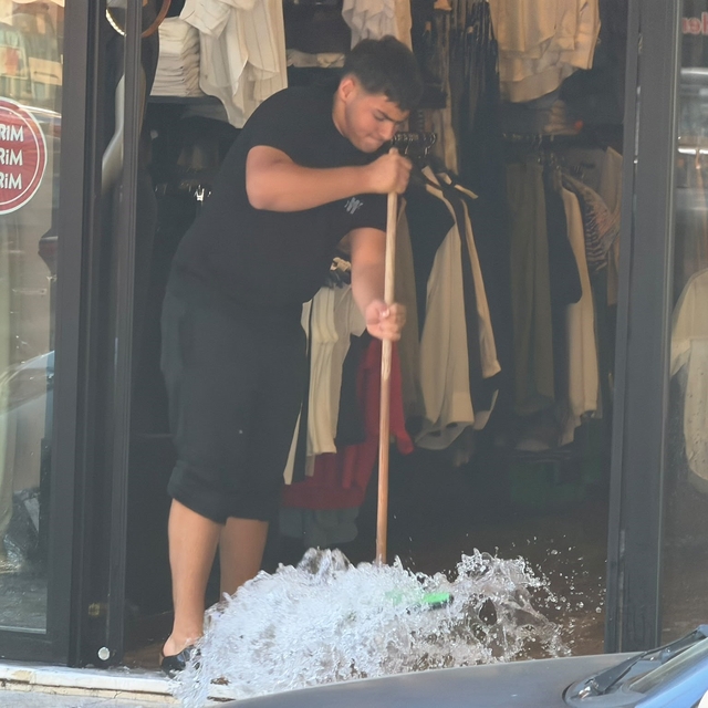 Yalova'da su borusu patladı, 4 iş yerini su bastı