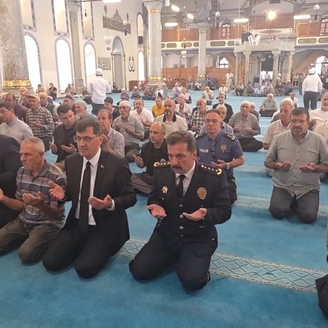 Kütahya Ulu Camii'nde 15 Temmuz şehitleri için 2 bin 530 hatmin duası yapıl...