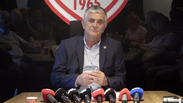 Suat Çakır: "İstenilen seviyede teklif gelirse Drongelen, Trabzonspor'a verilecek"
Samsunspor Basın Sözcüsü Suat Çakır:
"Holse gitmek istiyor, Marius'a 10 milyon verilerse değerlendirilecek"
"Transferlerde süreç olumlu ilerliyor"