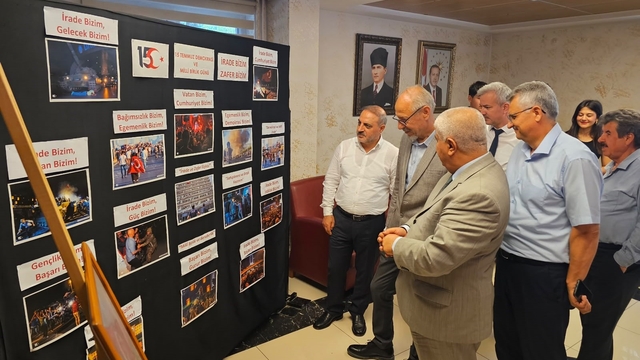 Balıkesir'de 15 Temmuz ruhu sanatla yaşatılıyor
İrade tuvale, zafer hafızalara yansıdı