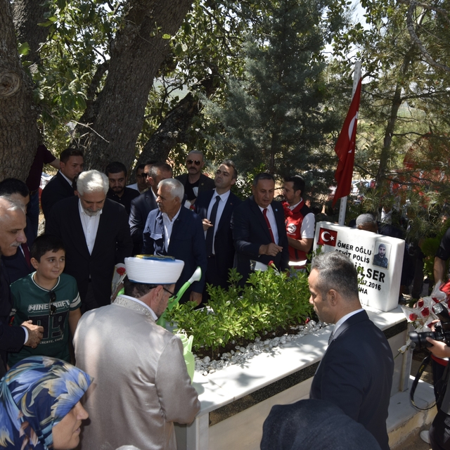 Dicle'de şehitler kabirleri başında anıldı