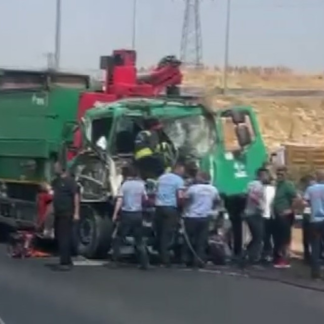 Tıra arkadan çarpan çöp kamyonunun sürücüsü ağır yaralandı