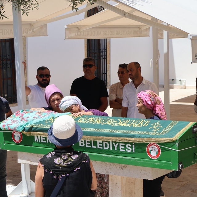 Muğla'da hayatını kaybeden kadının tabutunu kadınlar taşıdı