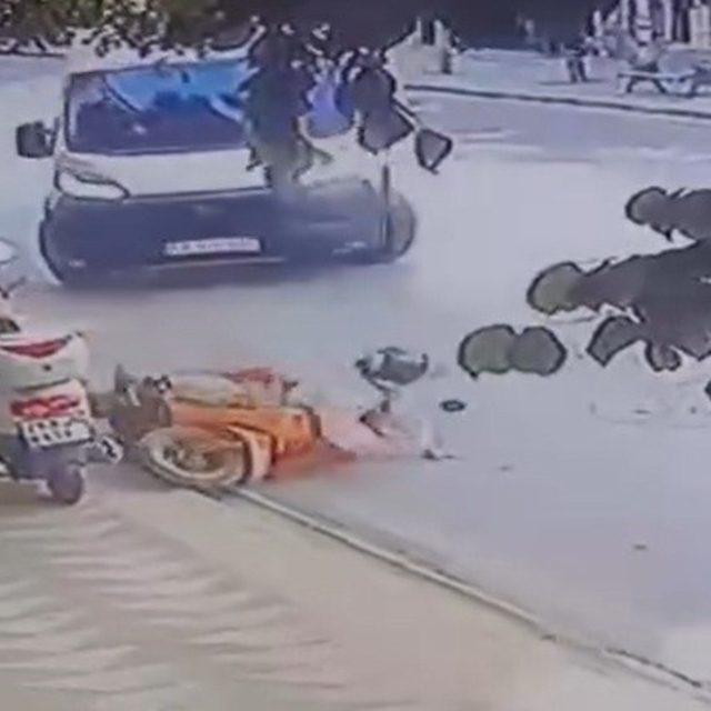 Dönüş yapan minibüs motosiklete böyle çarptı
