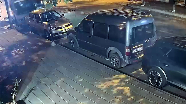 Otomobilin park halindeki kamyonete çarptığı kaza kamerada