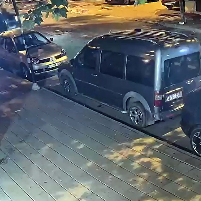 Otomobilin park halindeki kamyonete çarptığı kaza kamerada