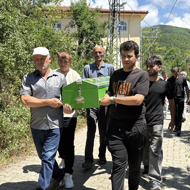 Yangında yaşamını yitiren Berkant bebek, toprağa verildi
