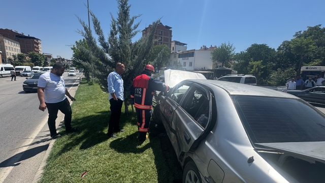 Elazığ'da beton mikseriyle otomobil çarpıştı: 3 yaralı