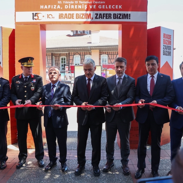 Bursa'da 15 Temmuz programı şehitleri anarak başladı