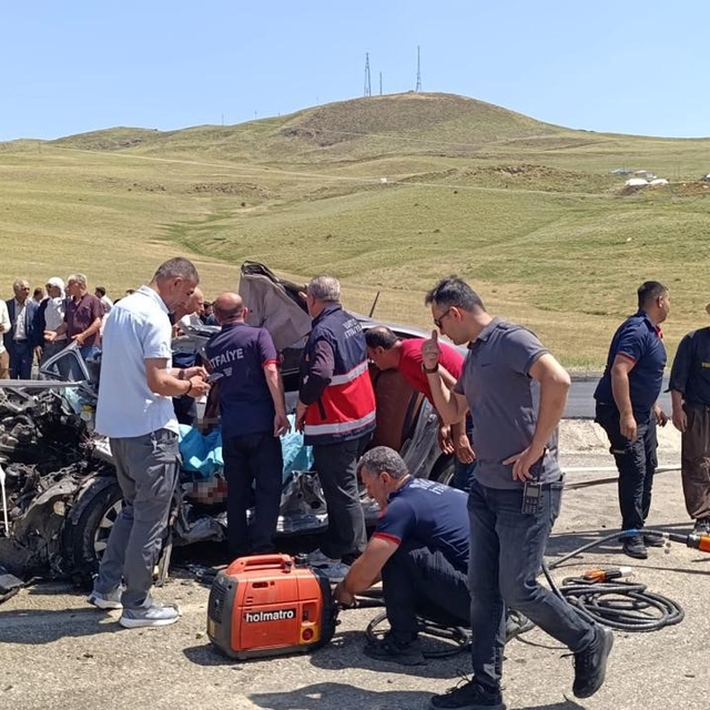 Muş'ta kamyonla otomobil çarpıştı: 2 ölü, 1 yaralı