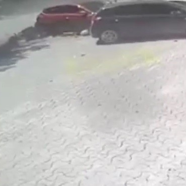 Ticari taksinin anne ile kızına çarptığı kazanın görüntüsü ortaya çıktı