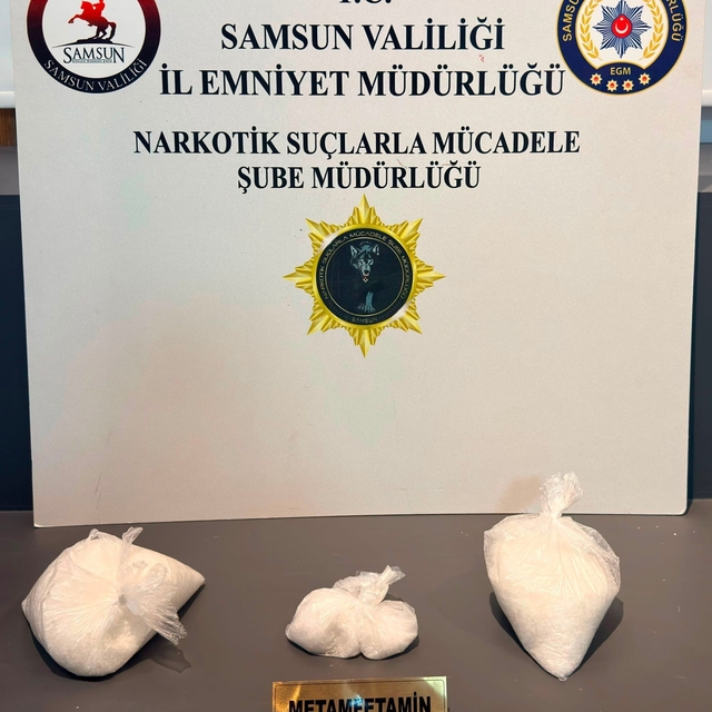 Samsun'da 1 kilo 210 gram metamfetamin ele geçirildi
Yanlarındaki bebekle a...