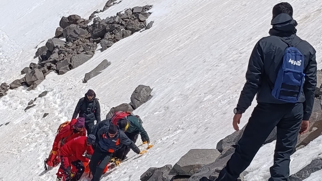 Ağrı Dağı'nda bulunan kadın dağcının cenazesi indirildi