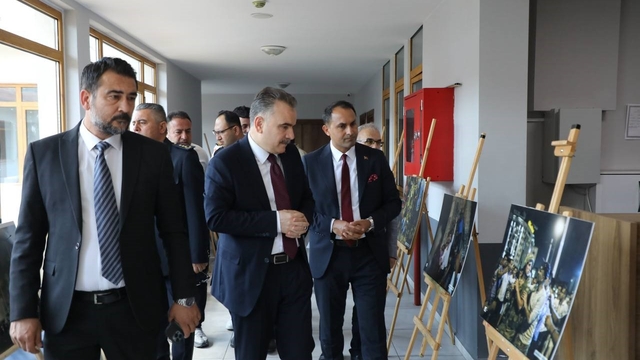 Edremit'te "İrade bizim, zafer bizim" fotoğraf sergisi açıldı